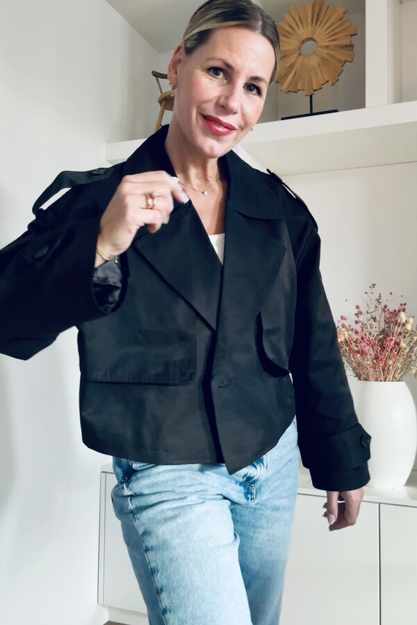 SOLD OUT ! Van €39 naar €25! 🏷️  Cropped trenchcoat zwart
